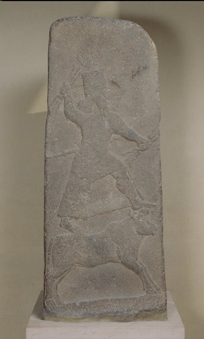 Stele raffigurante il dio della tempesta Adad in piedi sul suo toro e brandendo fulmini, dal Tempio di Ishtar, Arslan Tash (Hadatu) 744-727 a.C. da Assyrian